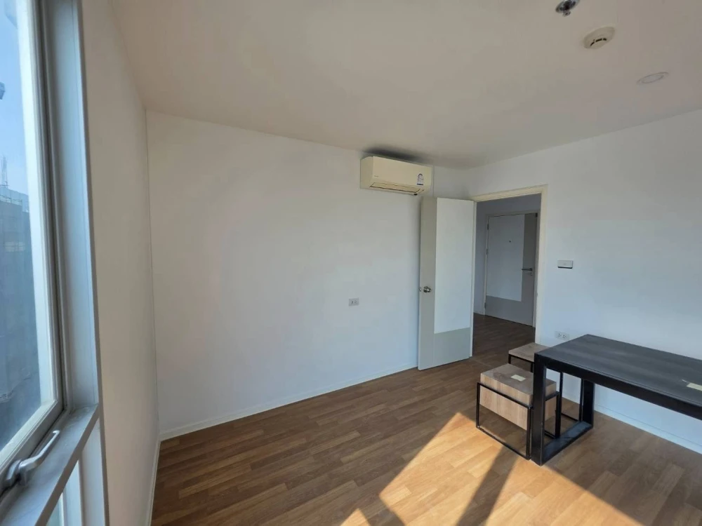 Selling The Selected Kaset-Ngamwongwan. Spacious room, unfurnished (no furniture included). Perfect for those who enjoy decorating their own rooms. Do