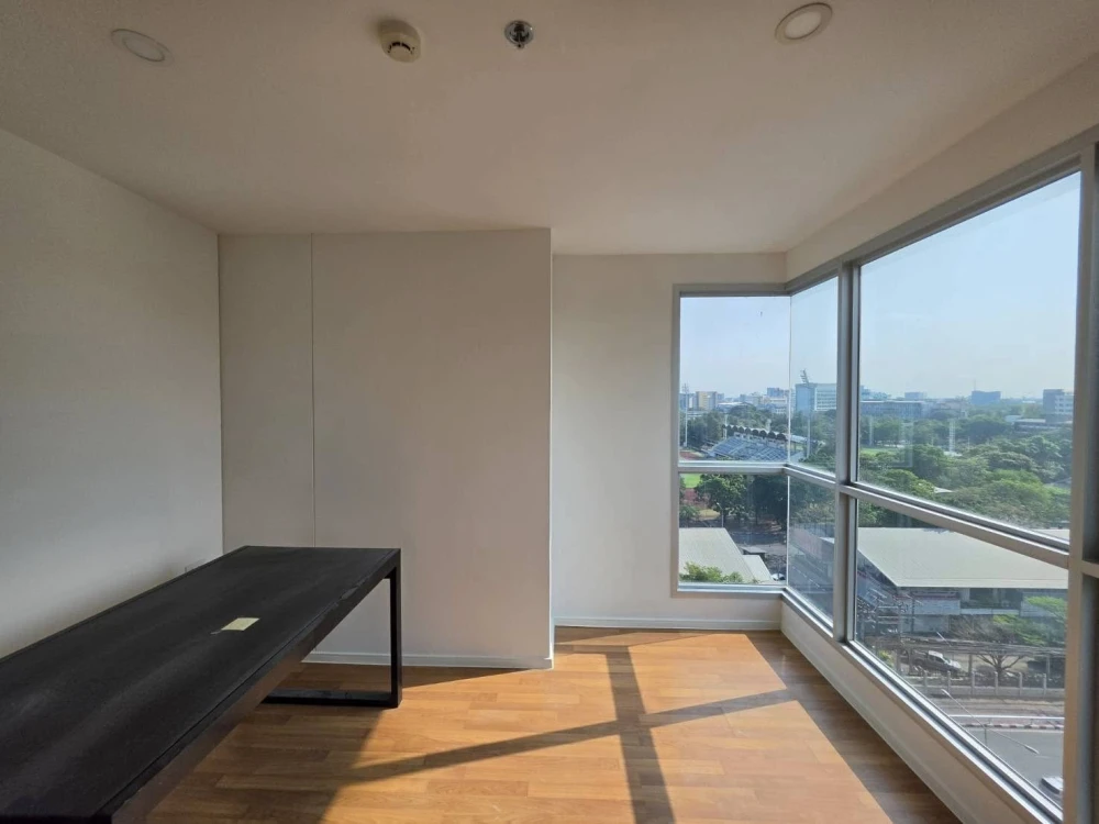 Selling The Selected Kaset-Ngamwongwan. Spacious room, unfurnished (no furniture included). Perfect for those who enjoy decorating their own rooms. Do