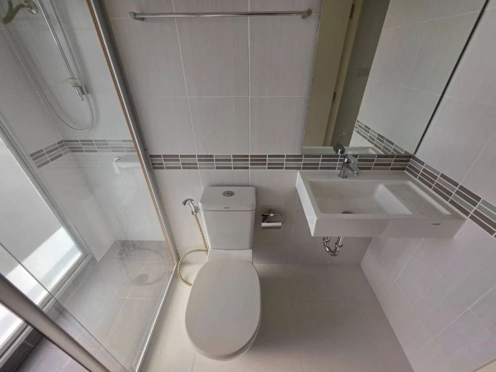 Selling The Selected Kaset-Ngamwongwan. Spacious room, unfurnished (no furniture included). Perfect for those who enjoy decorating their own rooms. Do