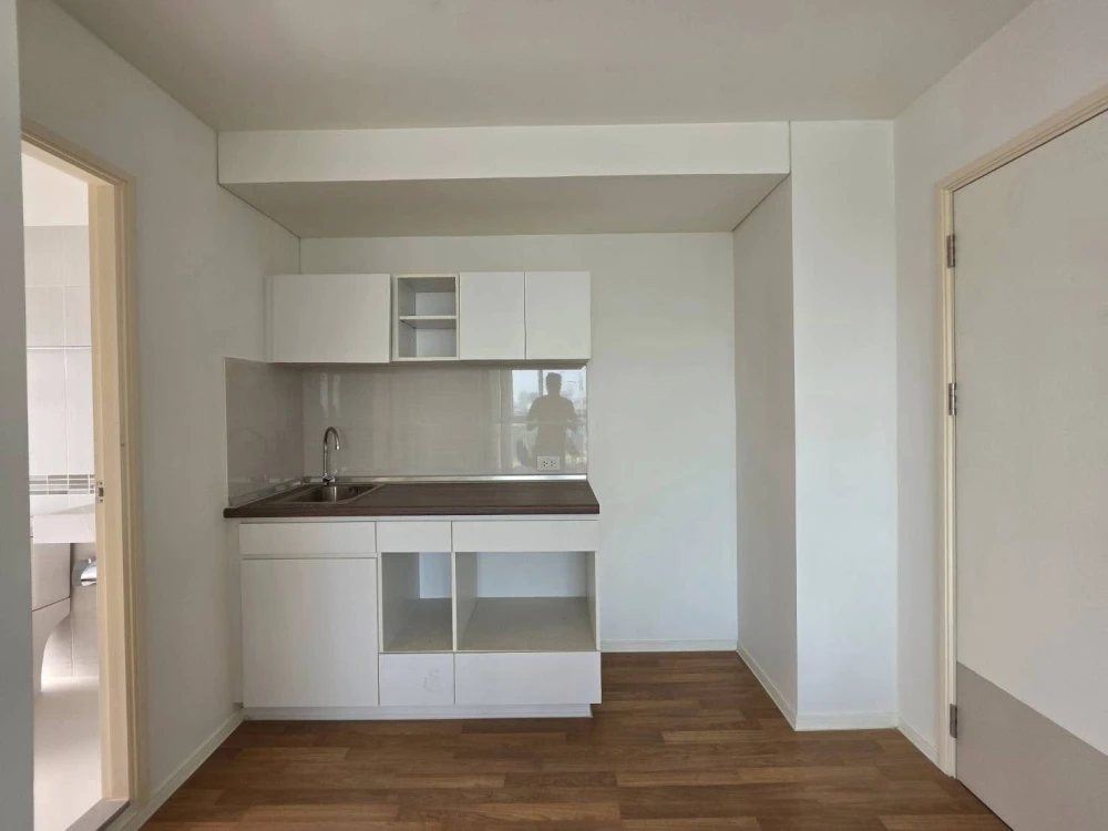 Selling The Selected Kaset-Ngamwongwan. Spacious room, unfurnished (no furniture included). Perfect for those who enjoy decorating their own rooms. Do
