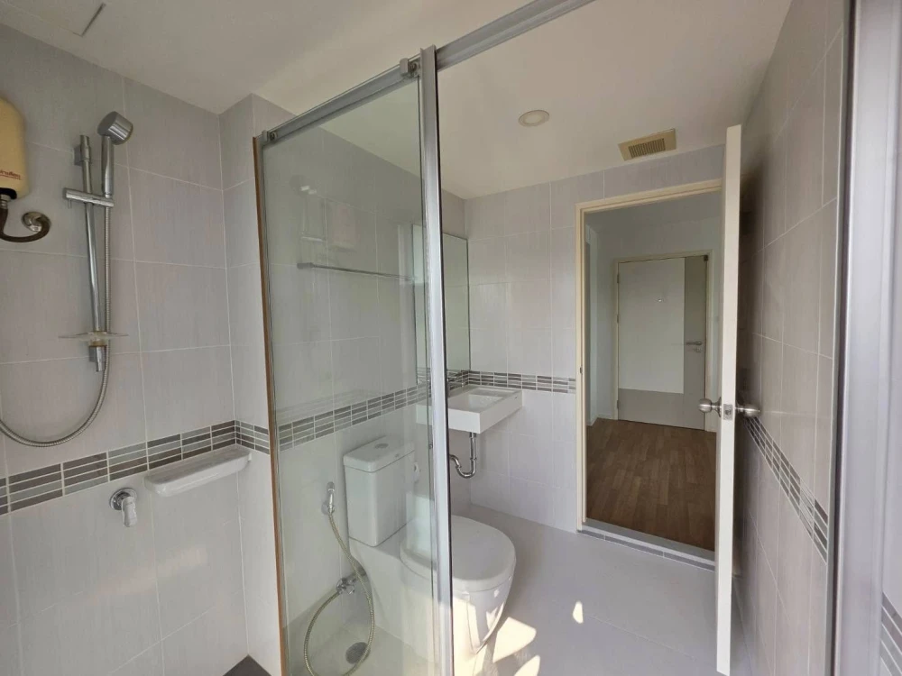 Selling The Selected Kaset-Ngamwongwan. Spacious room, unfurnished (no furniture included). Perfect for those who enjoy decorating their own rooms. Do
