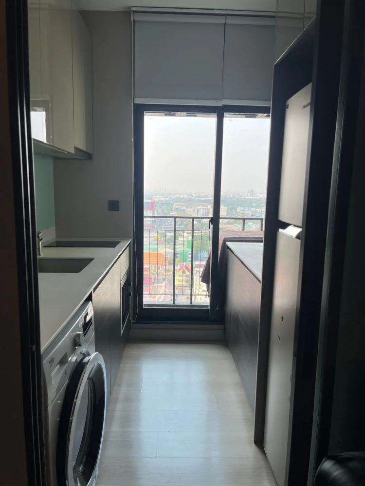 Selling The Signature by Urbano, North-facing corner unit, ready to move in. Book now! Limited time offer!