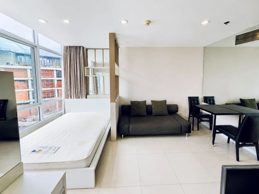 Selling a corner unit on the 19th floor of The Sky Sukhumvit. It's quite private with views of Bangkok Mall and a separate kitchen. Book now! images