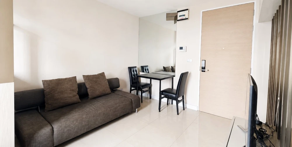 Selling a corner unit on the 19th floor of The Sky Sukhumvit. It's quite private with views of Bangkok Mall and a separate kitchen. Book now!