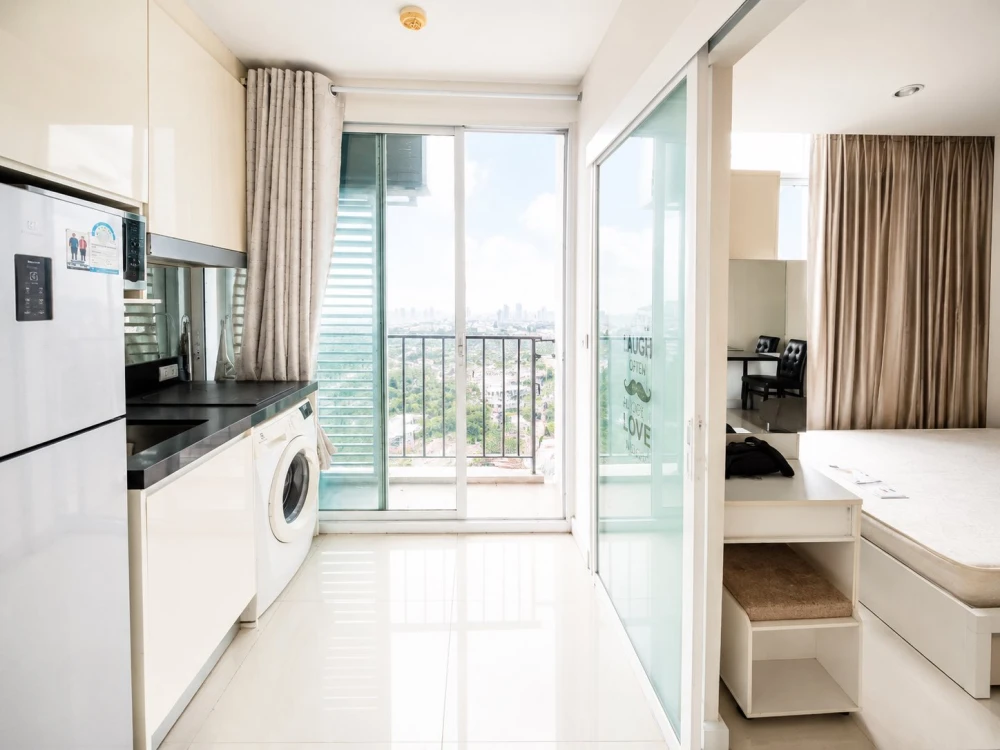 Selling a corner unit on the 19th floor of The Sky Sukhumvit. It's quite private with views of Bangkok Mall and a separate kitchen. Book now!