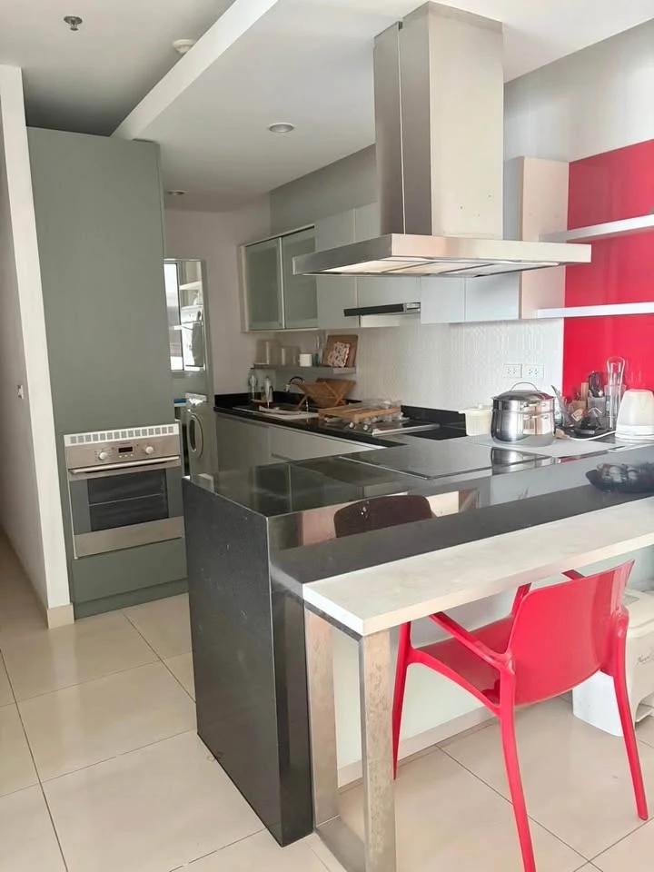 Selling The Star Estate@Narathiwas, 2 bedrooms, large usable area, beautiful unblocked view. Book now!