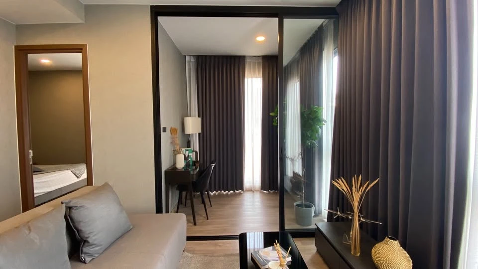 For sale: The Teak Ratchada 19, ready-to-move-in condo, fully furnished, wallpapered throughout the room, complete with electrical appliances. Reserve