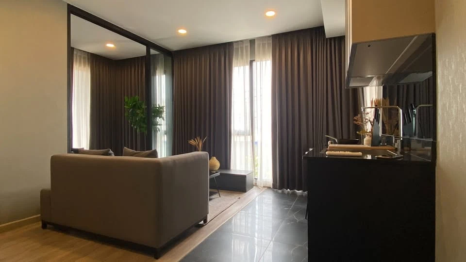 For sale: The Teak Ratchada 19, ready-to-move-in condo, fully furnished, wallpapered throughout the room, complete with electrical appliances. Reserve