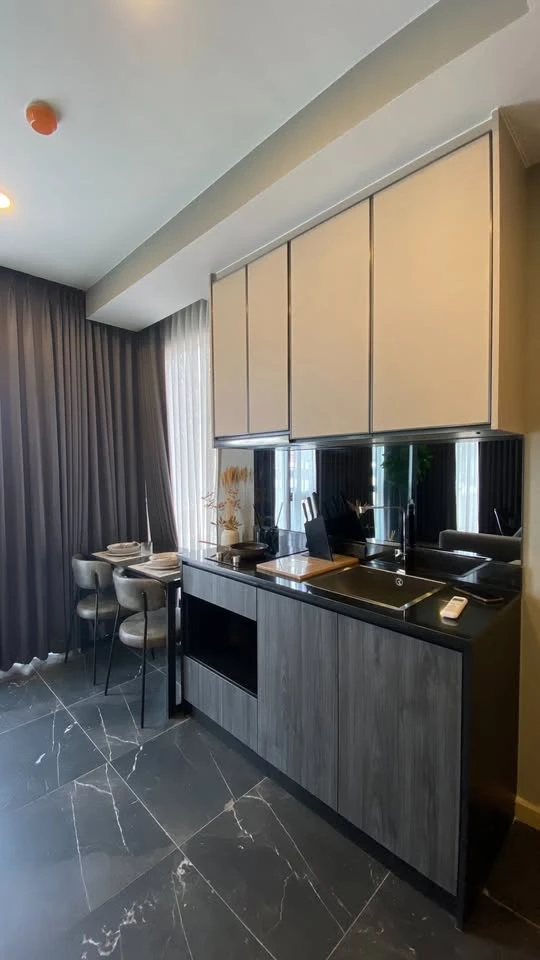 For sale: The Teak Ratchada 19, ready-to-move-in condo, fully furnished, wallpapered throughout the room, complete with electrical appliances. Reserve