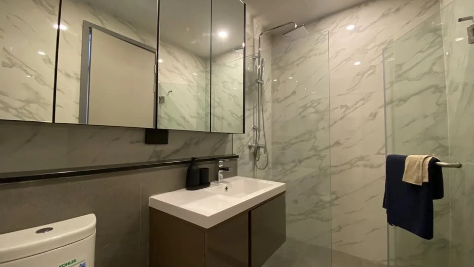 For sale: The Teak Ratchada 19, ready-to-move-in condo, fully furnished, wallpapered throughout the room, complete with electrical appliances. Reserve