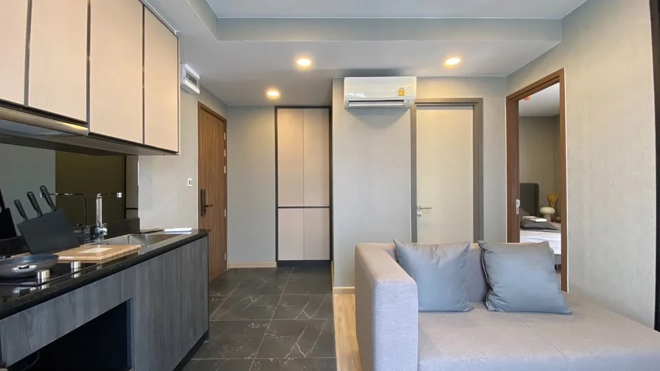 For sale: The Teak Ratchada 19, ready-to-move-in condo, fully furnished, wallpapered throughout the room, complete with electrical appliances. Reserve