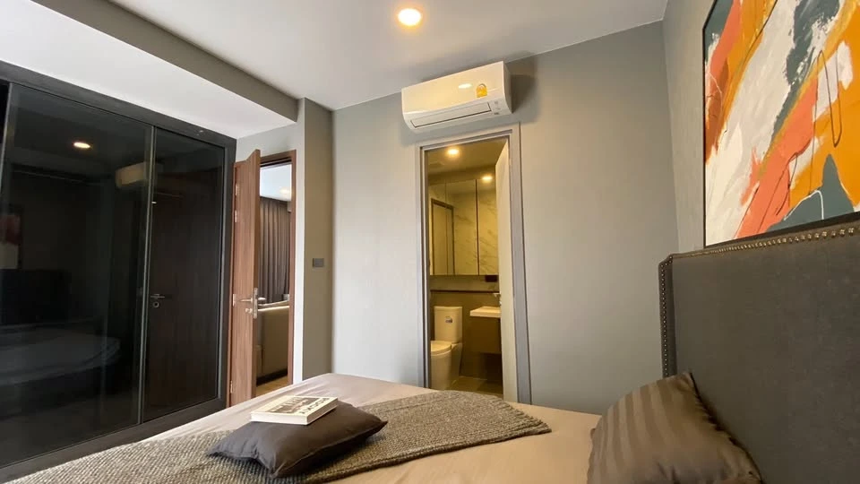 For sale: The Teak Ratchada 19, ready-to-move-in condo, fully furnished, wallpapered throughout the room, complete with electrical appliances. Reserve
