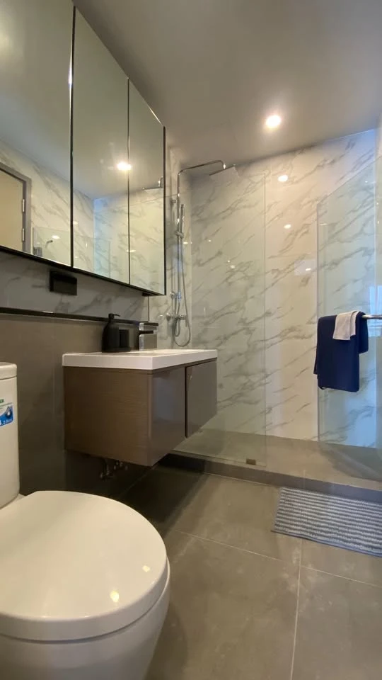 For sale: The Teak Ratchada 19, ready-to-move-in condo, fully furnished, wallpapered throughout the room, complete with electrical appliances. Reserve