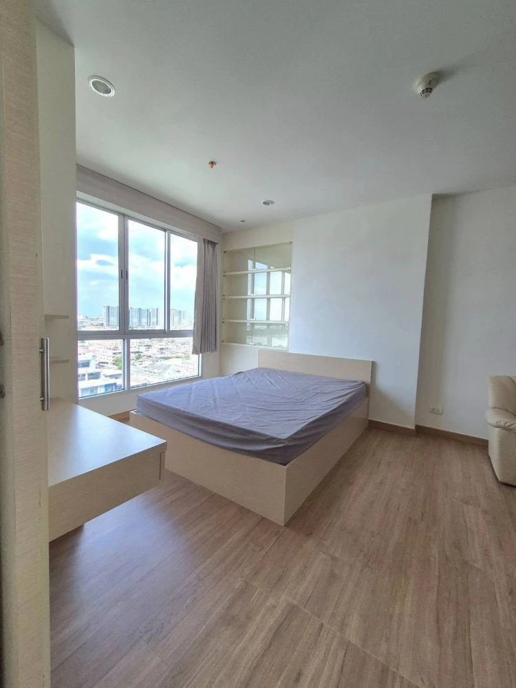 Selling a studio unit at The Tree Bangpo Station. Includes built-in furniture; just bring your belongings and move in!