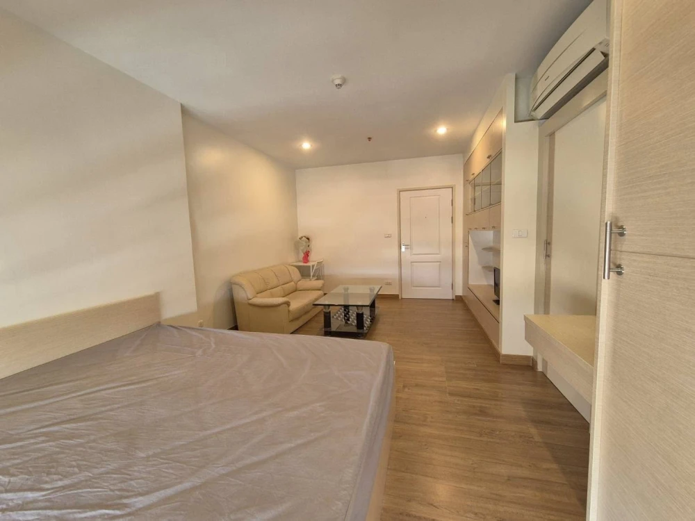 Selling a studio unit at The Tree Bangpo Station. Includes built-in furniture; just bring your belongings and move in!