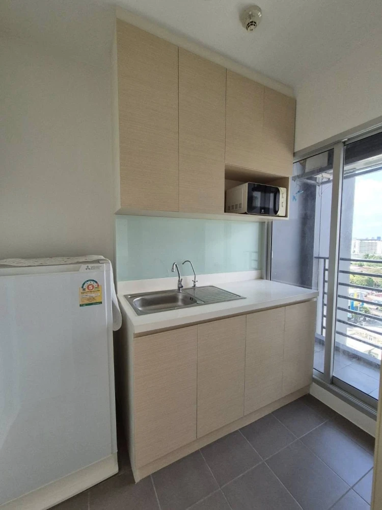Selling a studio unit at The Tree Bangpo Station. Includes built-in furniture; just bring your belongings and move in!