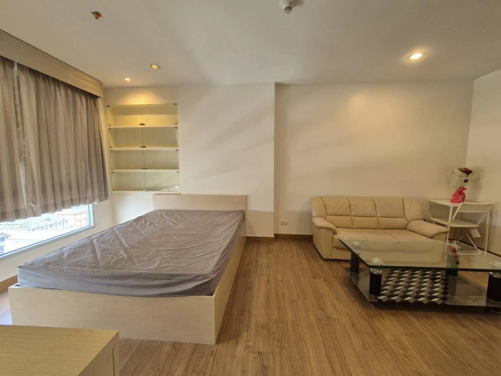 Selling a studio unit at The Tree Bangpo Station. Includes built-in furniture; just bring your belongings and move in!