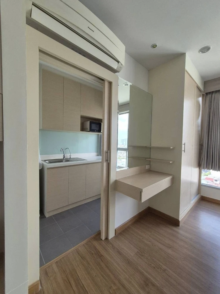 Selling a studio unit at The Tree Bangpo Station. Includes built-in furniture; just bring your belongings and move in!