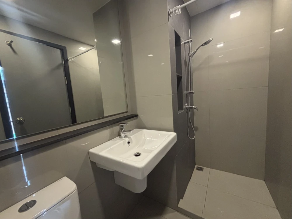 Selling a spacious, unfurnished unit at The Tree Dindaeng-Ratchaprarop. Located on a low floor, perfect for those who love decorating their own space.