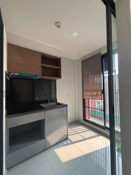 Selling a spacious, unfurnished unit at The Tree Dindaeng-Ratchaprarop. Located on a low floor, perfect for those who love decorating their own space.