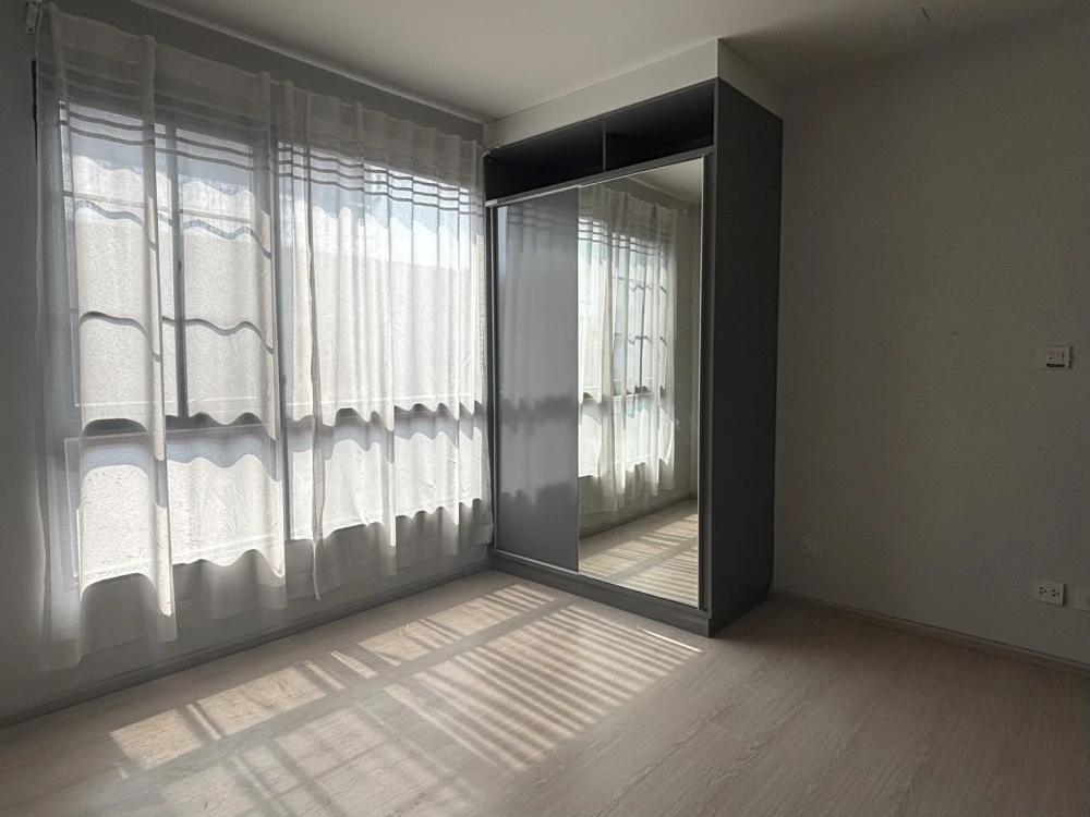 Selling a spacious, unfurnished unit at The Tree Dindaeng-Ratchaprarop. Located on a low floor, perfect for those who love decorating their own space.
