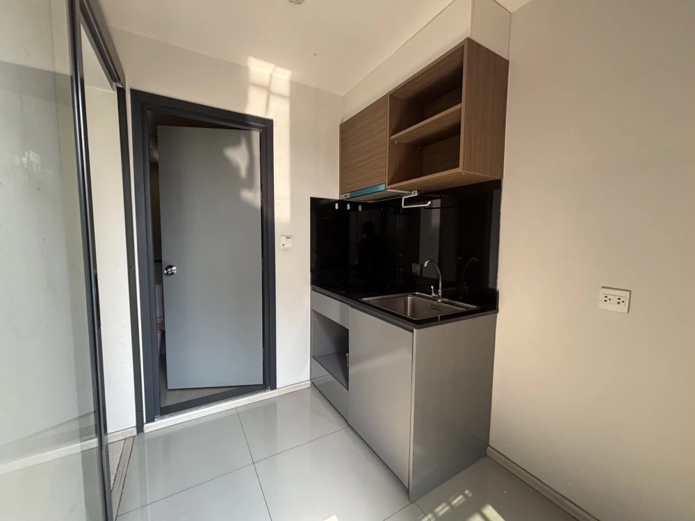 Selling a spacious, unfurnished unit at The Tree Dindaeng-Ratchaprarop. Located on a low floor, perfect for those who love decorating their own space.