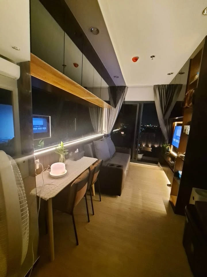 Selling The Tree Hua Mak Interchange, 23rd floor, city view, with built-in furniture and fully furnished, ready to move in.