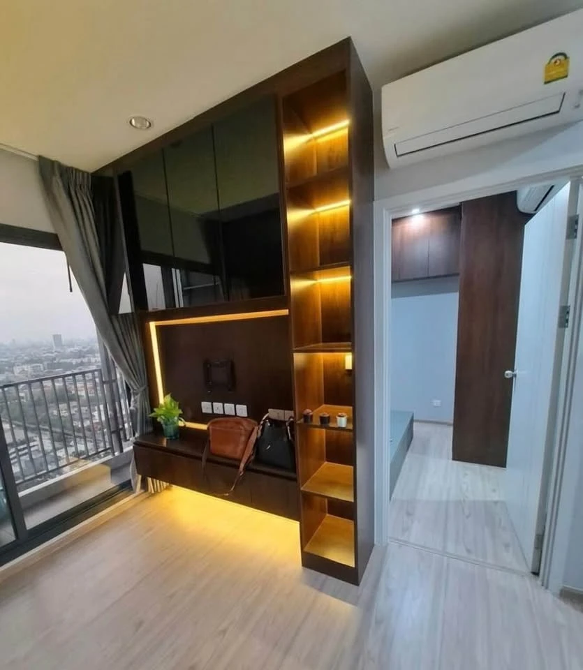 Selling The Tree Hua Mak Interchange, 23rd floor, city view, with built-in furniture and fully furnished, ready to move in.