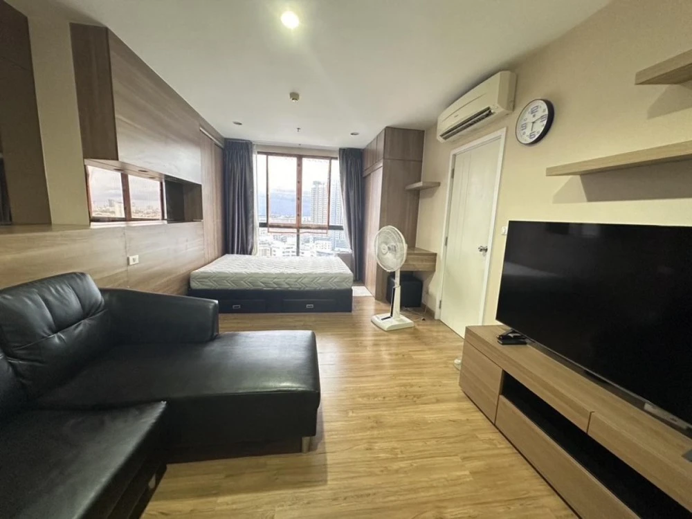 For sale: The Tree Interchange, 18th floor, Building B, Chao Phraya River view, fully furnished, nice to live in, reserve now, don't wait.
