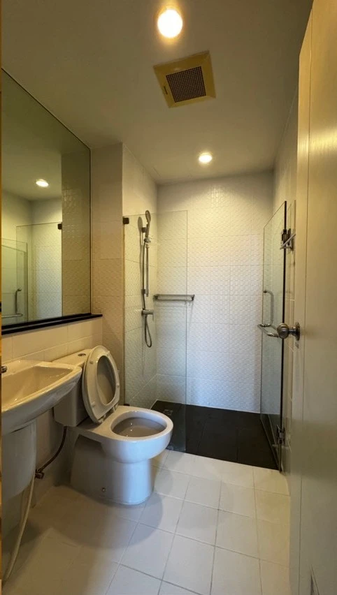 The Tree Interchange condos for sale. Features include a digital door lock, 2.5m high ceilings, and unobstructed city views. Book now!