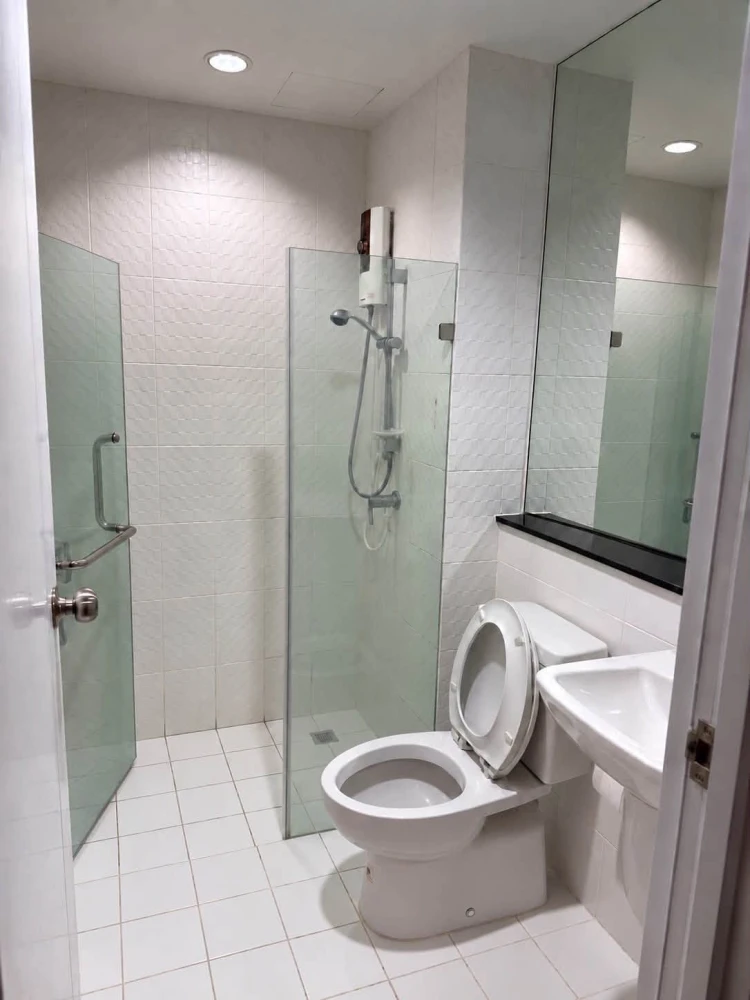 Selling The Tree Interchange, north-facing unit in a great location, not hot, with high-quality built-in furniture. Book now!