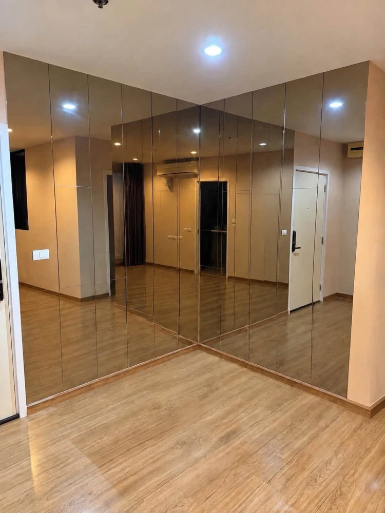 Selling The Tree Interchange, north-facing unit in a great location, not hot, with high-quality built-in furniture. Book now!