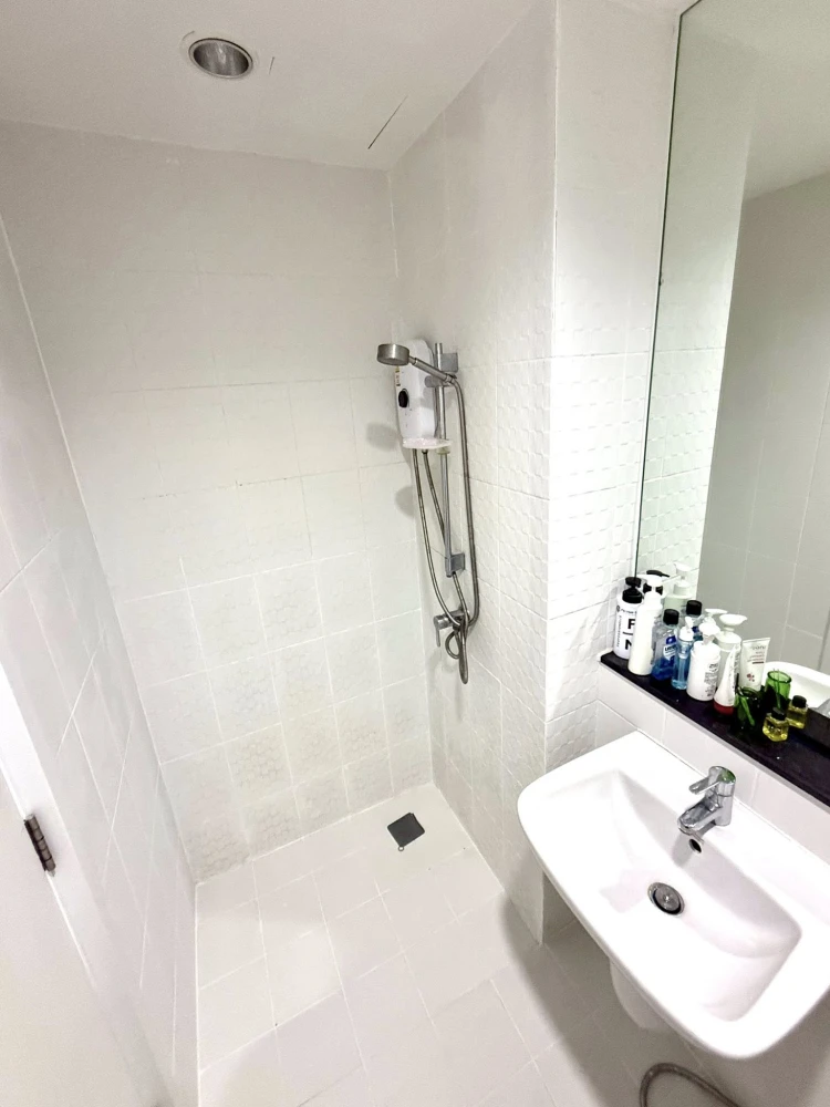 Selling studio rooms at The Tree Interchange. Interior decorated in a coordinated style. Great location, convenient transportation. Book now!