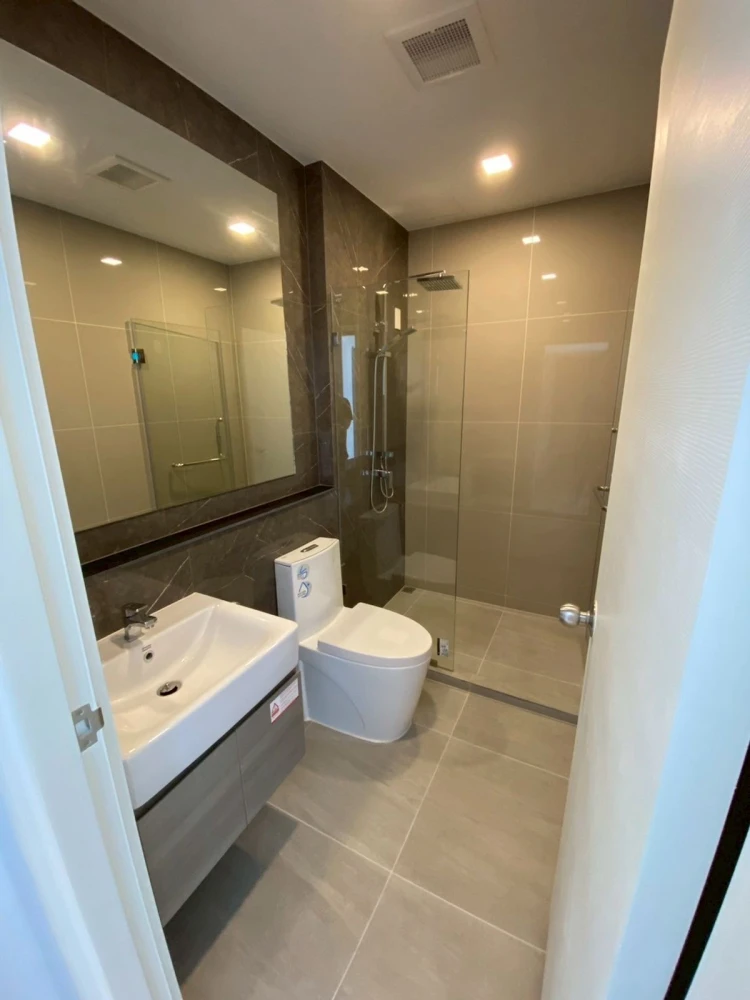 Selling 2-bedroom units at THE TREE Pattanakarn - Ekkamai. Spacious living area and fully furnished. Book now!