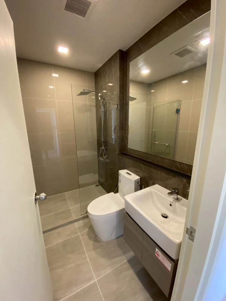 Selling 2-bedroom units at THE TREE Pattanakarn - Ekkamai. Spacious living area and fully furnished. Book now!