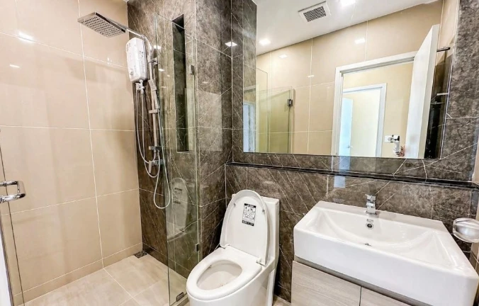 Selling a beautiful, comfortable 25th-floor unit at THE TREE Pattanakarn - Ekkamai. Fully furnished. Book now!