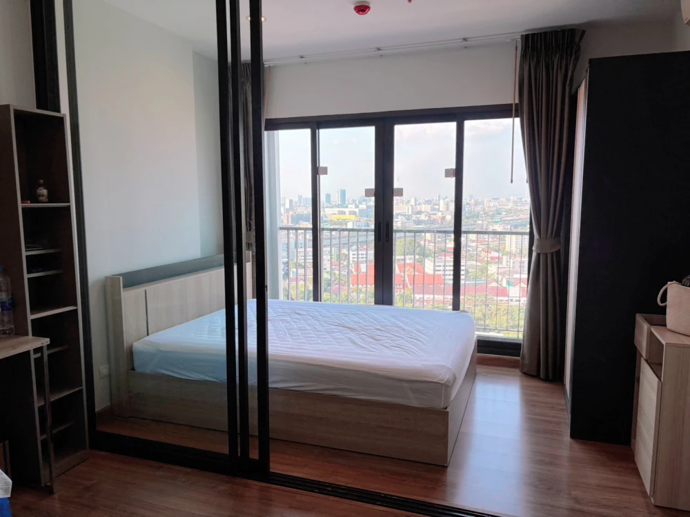 Selling a great-living unit at The Tree Rio Bang-Aor Station. Fully furnished and equipped with appliances. Don't miss out!