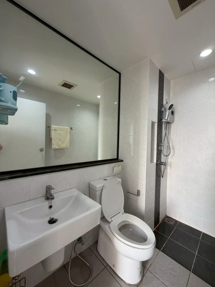 Selling The Tree Rio Bang O Station, a condo with 5-star hotel-level amenities and over 10 free gifts. Ready to move in!