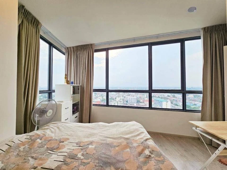 Selling The Tree Charansanitwong 30, corner unit on the top floor. Stunning views, great ventilation – hardly need air conditioning during the day. Do