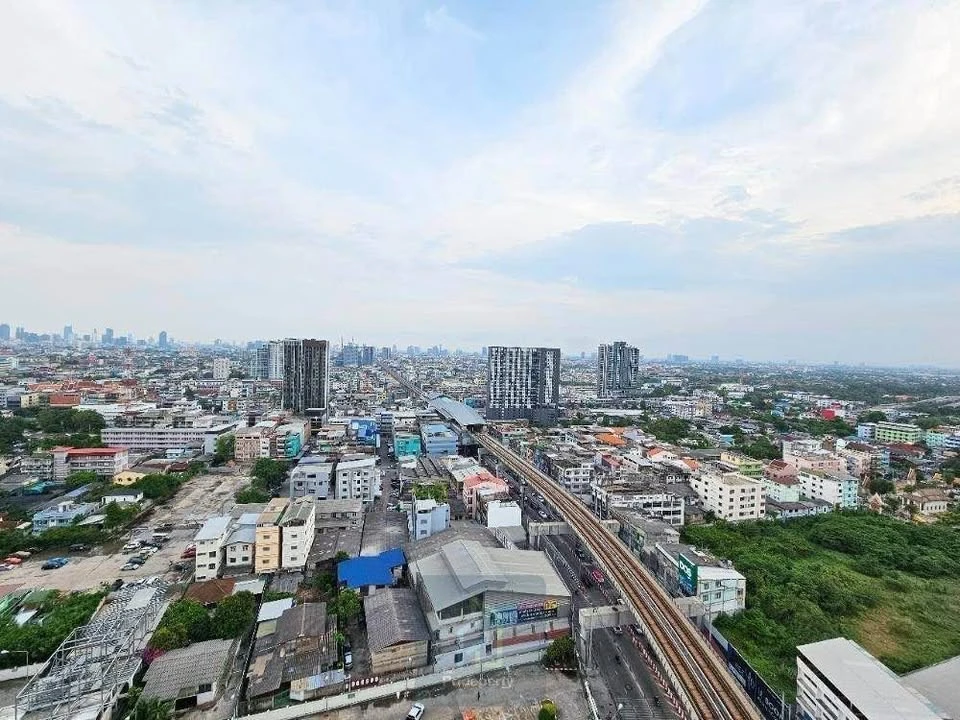 Selling The Tree Charansanitwong 30, corner unit on the top floor. Stunning views, great ventilation – hardly need air conditioning during the day. Do