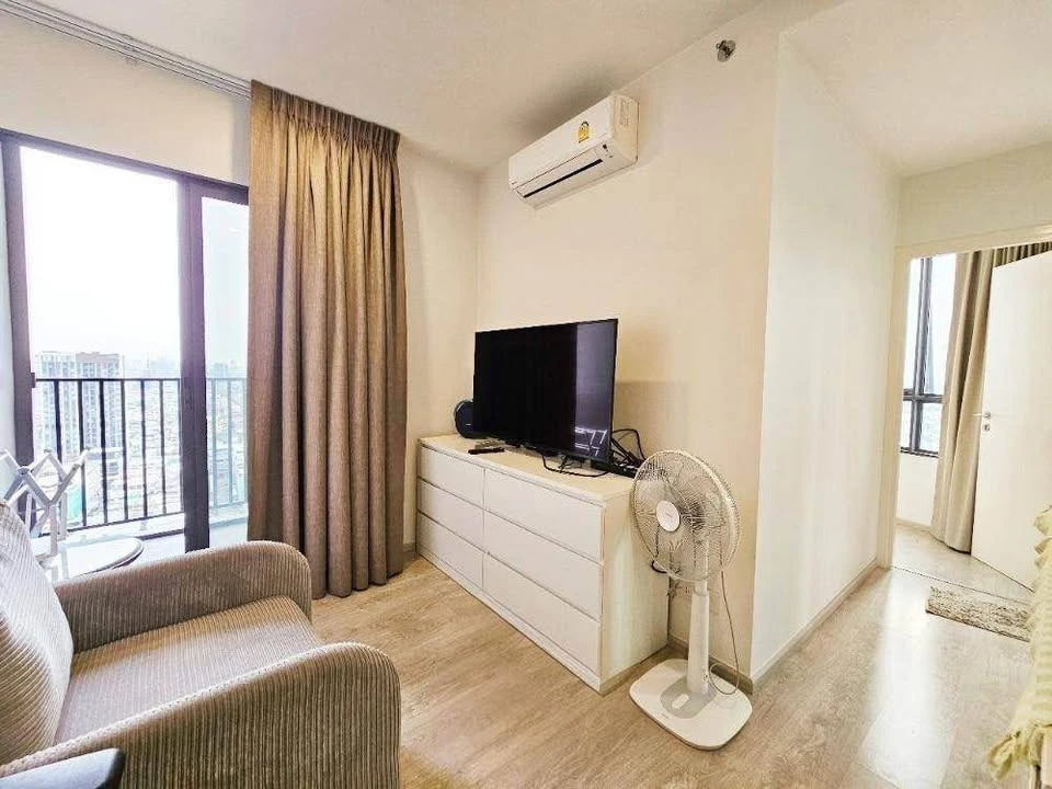 Selling The Tree Charansanitwong 30, corner unit on the top floor. Stunning views, great ventilation – hardly need air conditioning during the day. Do
