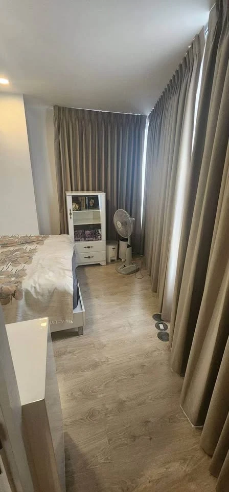 Selling The Tree Charansanitwong 30, corner unit on the top floor. Stunning views, great ventilation – hardly need air conditioning during the day. Do