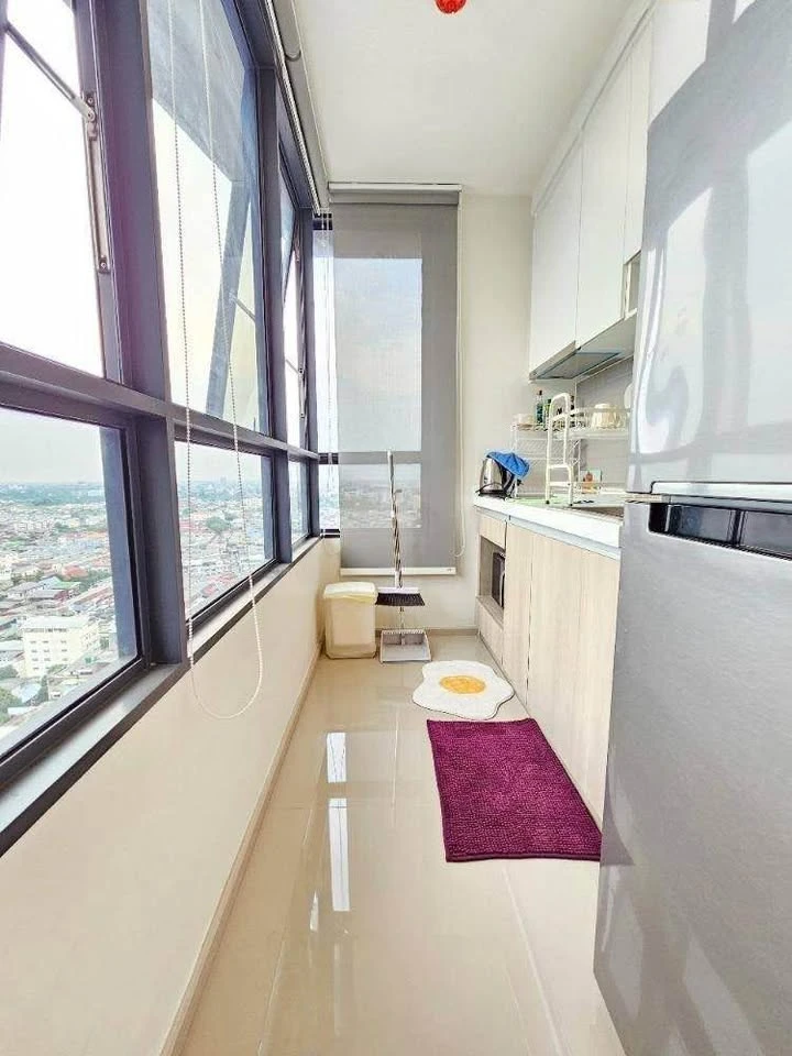 Selling The Tree Charansanitwong 30, corner unit on the top floor. Stunning views, great ventilation – hardly need air conditioning during the day. Do