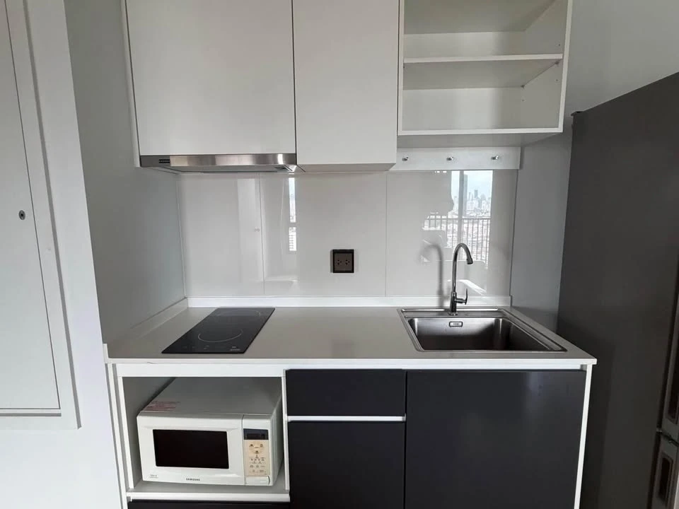 Selling a 1-bedroom + 1 multipurpose room unit at The Tree Sukhumvit 71-Ekkamai. High floor, corner unit. Book now!