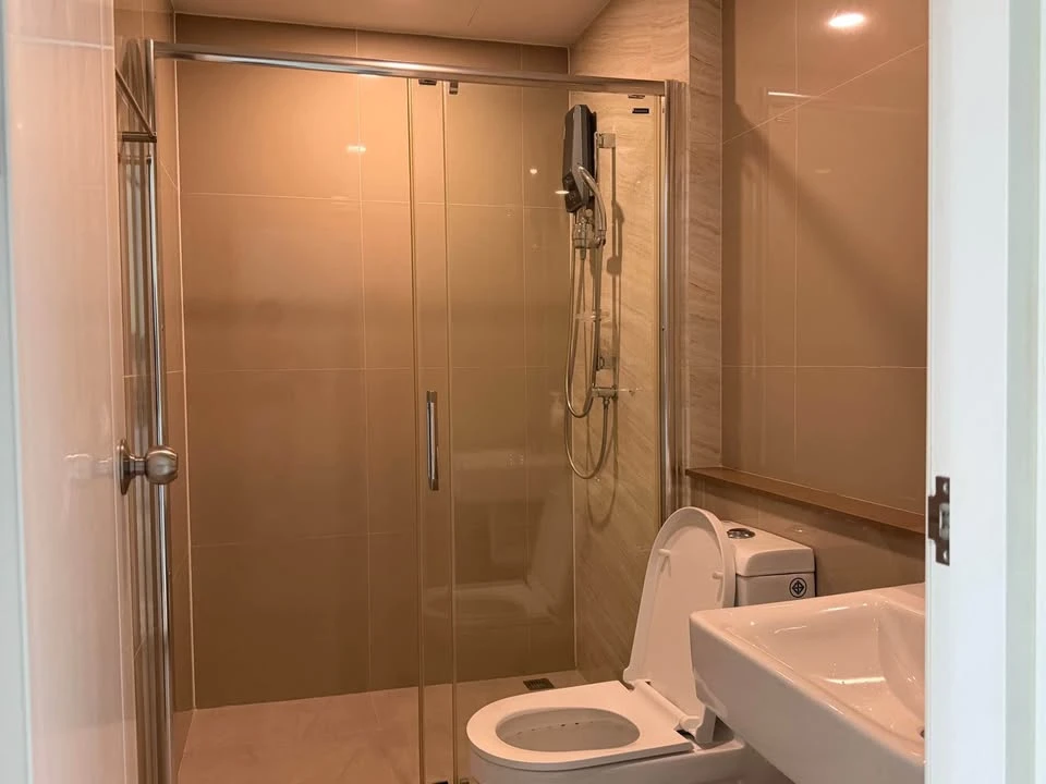 Selling a 1-bedroom + 1 multipurpose room unit at The Tree Sukhumvit 71-Ekkamai. High floor, corner unit. Book now!