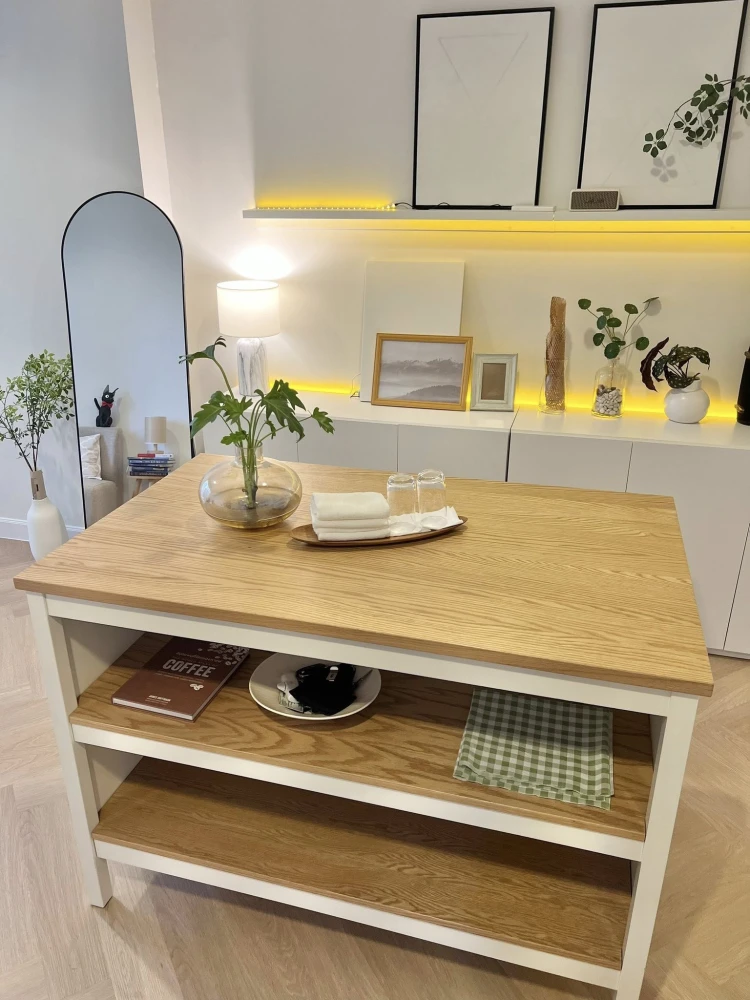 Selling The Trust @ BTS Erawan. Beautifully decorated unit with a consistent color scheme. Great location, stunning unblocked view. Book now!
