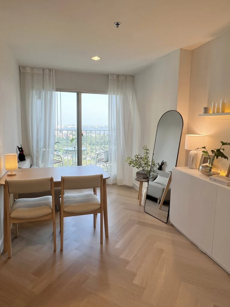 Selling The Trust @ BTS Erawan. Beautifully decorated unit with a consistent color scheme. Great location, stunning unblocked view. Book now!