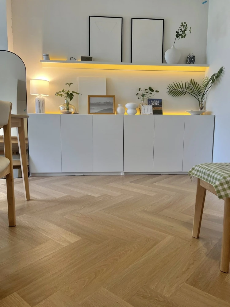 Selling The Trust @ BTS Erawan. Beautifully decorated unit with a consistent color scheme. Great location, stunning unblocked view. Book now!