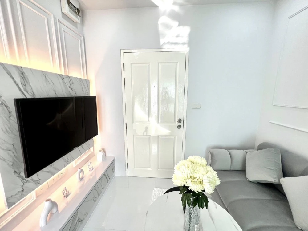 Selling The Trust Condo Central Pattaya, 7th floor, pool view, beautiful room, fully furnished, ready to move in. Book now!