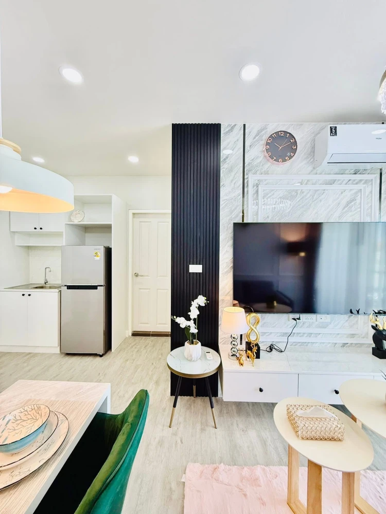 Selling The Trust Condo Central Pattaya. A lovely unit, fully furnished, on a low floor, spacious and comfortable. Book now!
